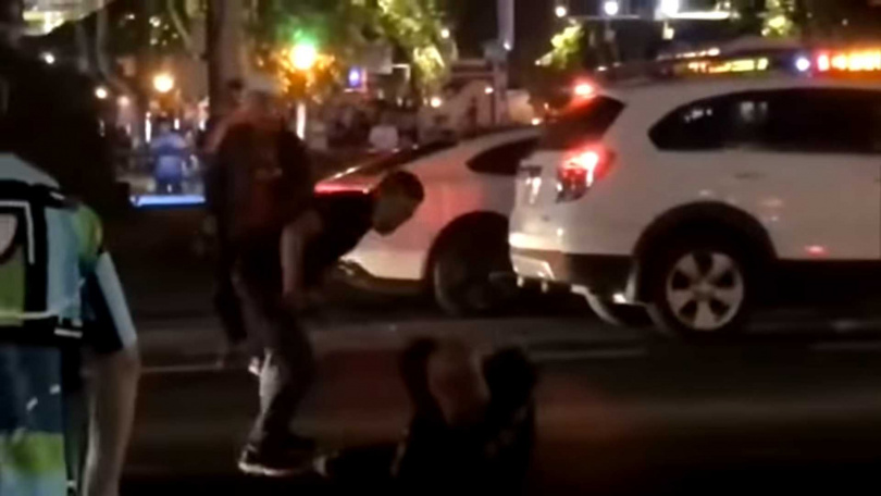 驾车碾前妻撞路人驾车碾前妻撞路人的行为是非常危险和不道德的，不仅会对他人造成伤害，也会对自己承担相应的法律责任。