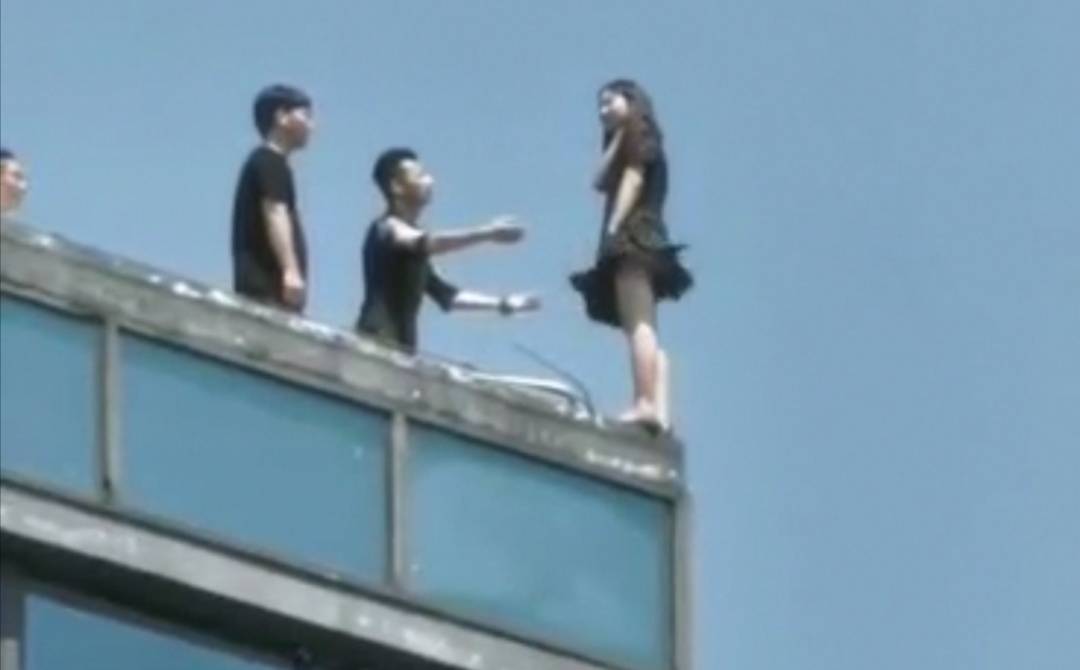 女子意外坠楼男子纵身跳下救下女孩女子意外坠楼，男子纵身跳下救下女孩——人间真情与英勇瞬间的见证