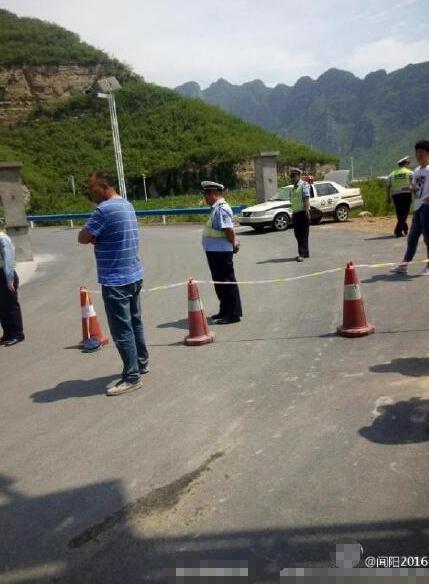 两游客勇救落入水库的车内母子